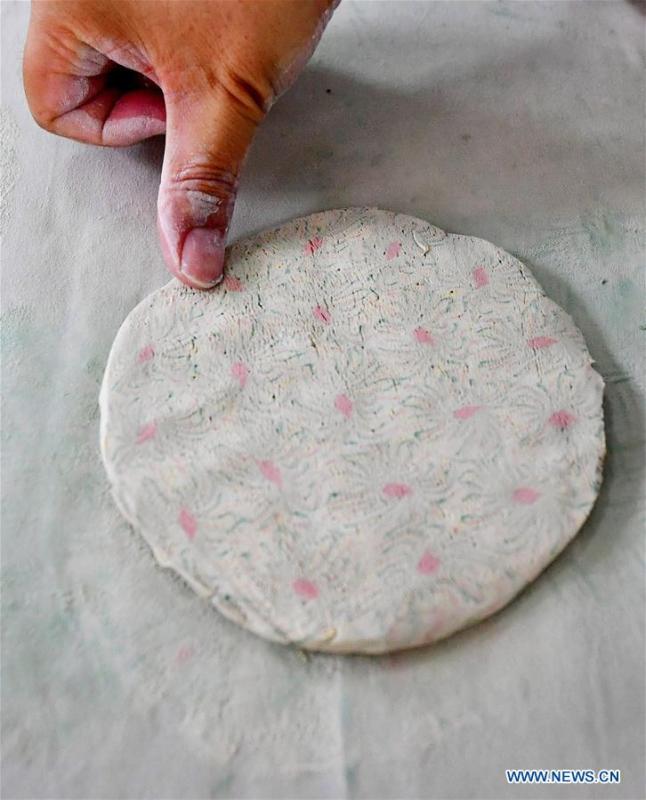 Chai Zhanzhu, the representative inheritor of Dangyangyu kiln Jiao Tai pottery firing, adjusts chrysanthemum patterns \