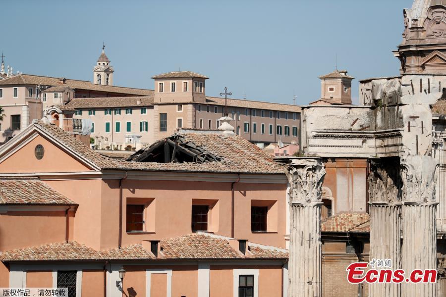 A part of the collapsed roof of the San Giuseppe dei Falegnami church is seen in Rome, Italy, Aug. 30, 2018. The church was closed to the public at the time and is normally open only for marriage ceremonies, but dogs were brought in to sniff through the rubble to make certain no one had been buried, the fire department said.  (Photo/Agencies)