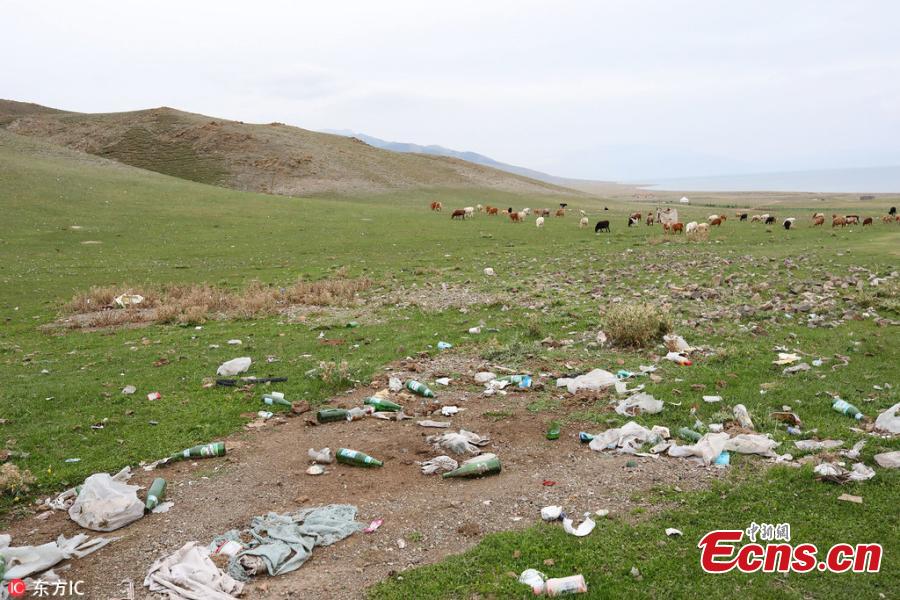Garbage litters the shore of Sayram Lake in Xinjiang Uygur Autonomous Region, Aug. 26, 2018. The beautiful natural scenery near the lake has been tarnished by irresponsible tourists in the peak summer visiting season. (Photo/IC)