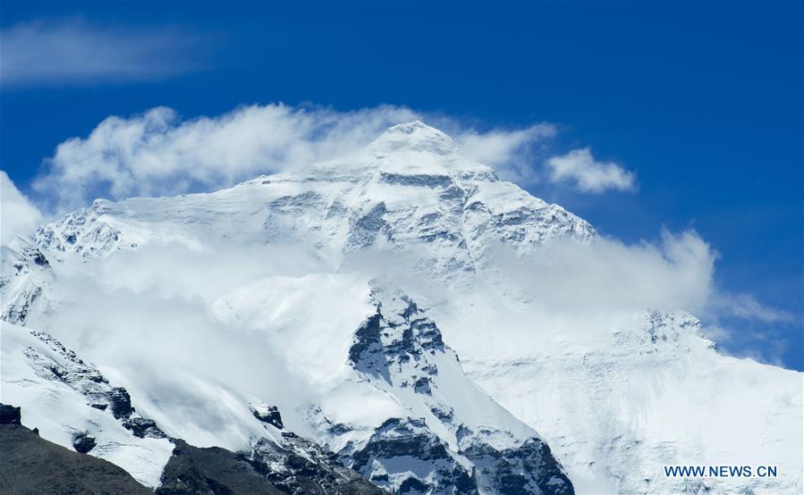Photo taken on Aug. 18, 2018 shows the scenery of Mount Qomolangma, in southwest China\'s Tibet Autonomous Region. (Xinhua/Chen Jianli)