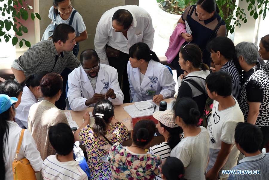 Diarra sees patients at the 1st People\'s Hospital in Yiliang County, southwest China\'s Yunnan Province, June 8, 2017. (Xinhua/Wang Changshan)