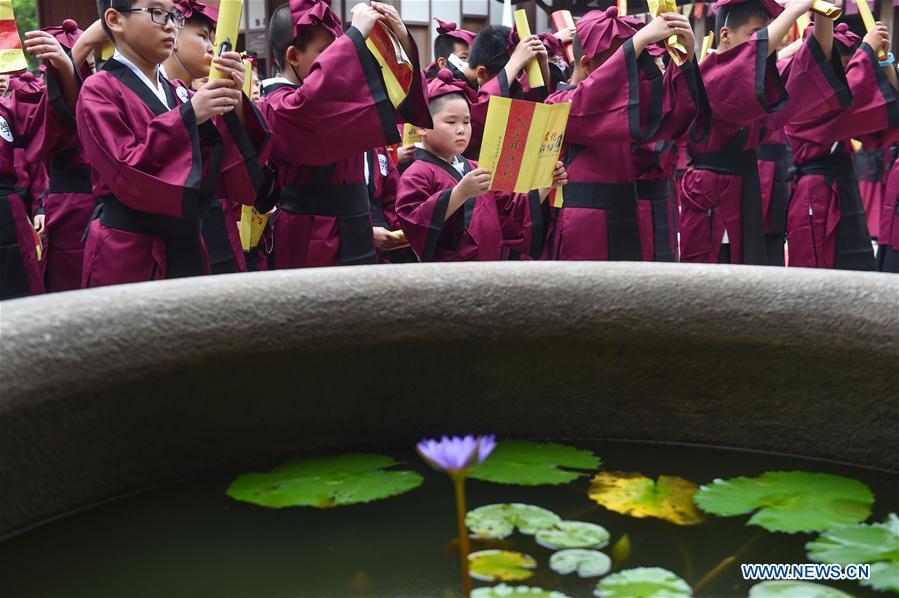 Some 200 students engage in an activity to pay respects to their teachers in Fuzhou, capital of southeast China\'s Fujian Province, Sept. 1, 2018. The activity is held to greet the new semester on the school opening day which falls on Sept. 1. (Xinhua/Song Weiwei)