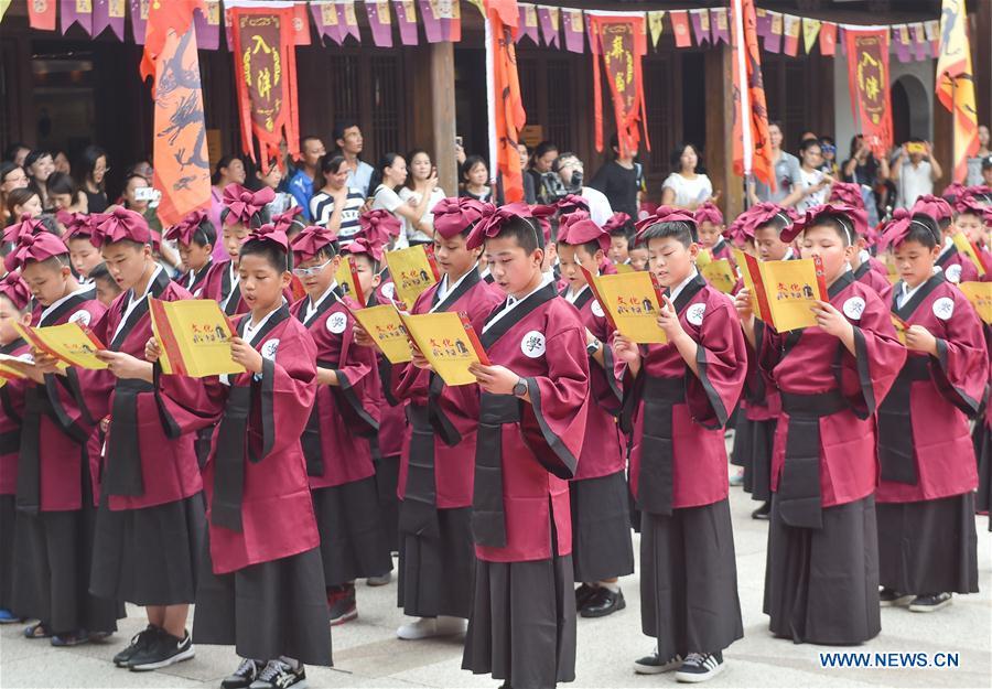 Some 200 students engage in an activity to pay respects to their teachers in Fuzhou, capital of southeast China\'s Fujian Province, Sept. 1, 2018. The activity is held to greet the new semester on the school opening day which falls on Sept. 1. (Xinhua/Song Weiwei)