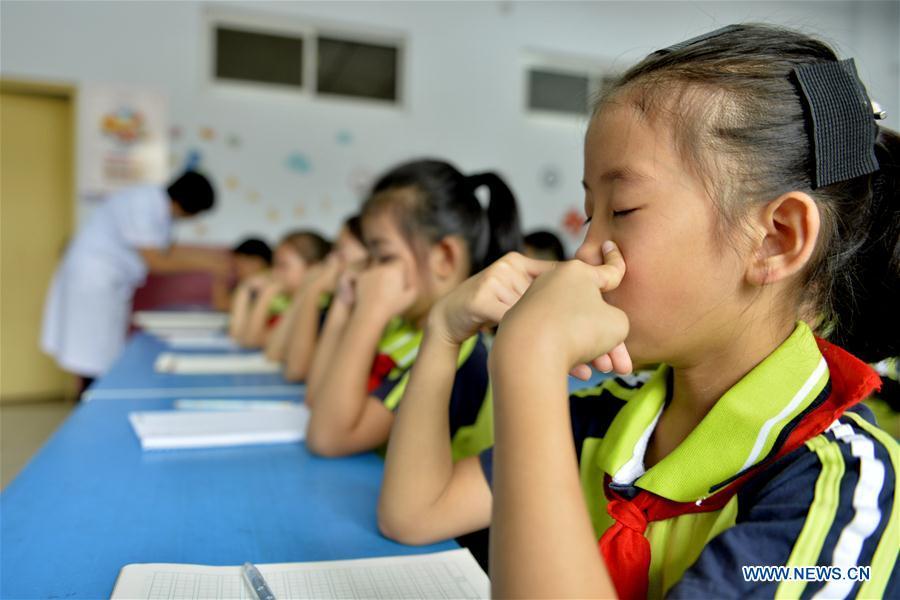 Pupils do eye exercises at an elementary school in Xingtai City, north China\'s Hebei Province, Sept. 1, 2018. To cultivate a good habit of using eyes, schools in China prepare eye-care activities for students on the school opening day which falls on Sept. 1. (Xinhua/Mu Yu)