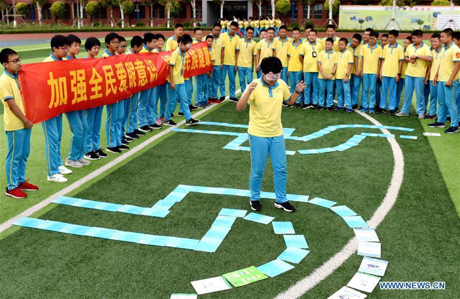 Students participate in an activity while wearing eyeshades at a middle school in Hengshui, north China\'s Hebei Province, Sept. 1, 2018. To cultivate a good habit of using eyes, schools in China prepare eye-care activities for students on the school opening day which falls on Sept. 1. (Xinhua/Zhu Xudong)