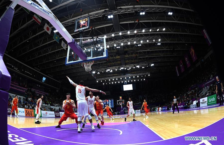 Wang Zhelin (L Front) of China competes during men\'s basketball final between China and Iran at the 18th Asian Games 2018 in Jakarta, Indonesia, Sept. 1, 2018. (Xinhua/Huang Zongzhi)