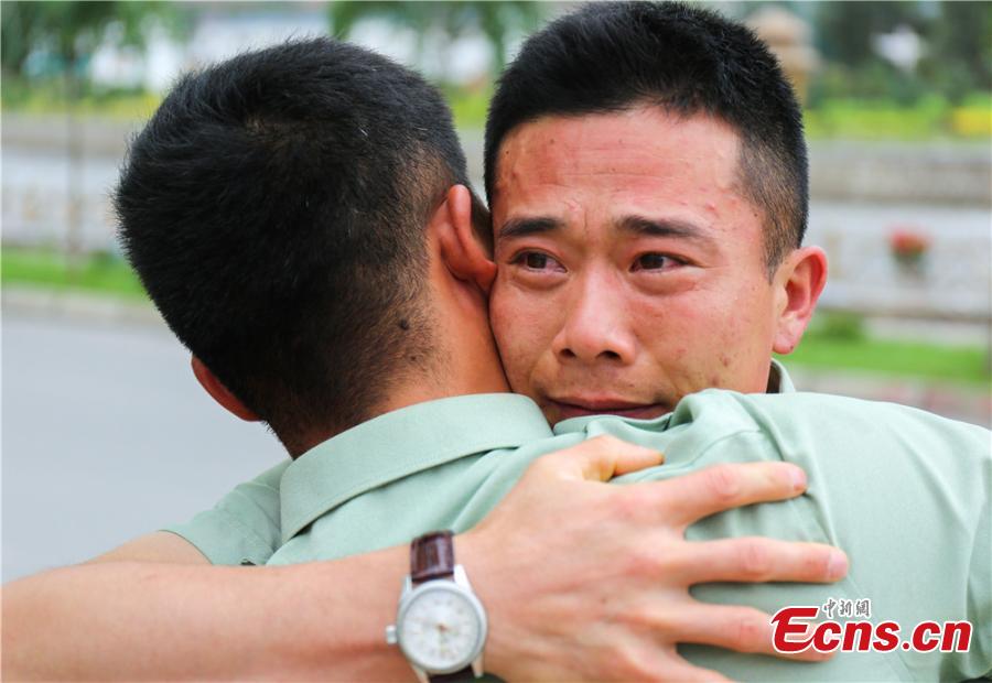 A ceremony is held for veterans who are leaving the armed police services in Gansu Province, Sept. 1, 2018. (Photo: China News Service/Zhang Xiaojun)