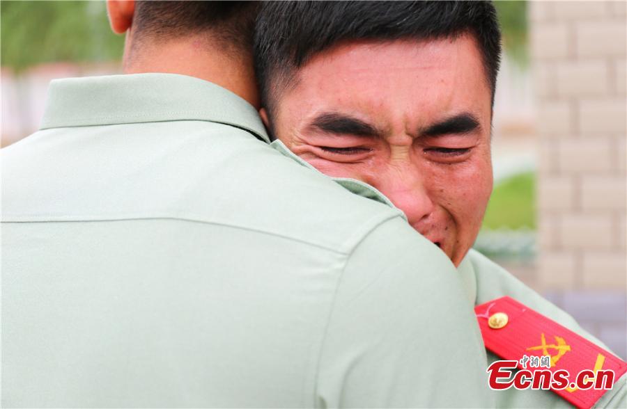 A ceremony is held for veterans who are leaving the armed police services in Gansu Province, Sept. 1, 2018. (Photo: China News Service/Zhang Xiaojun)