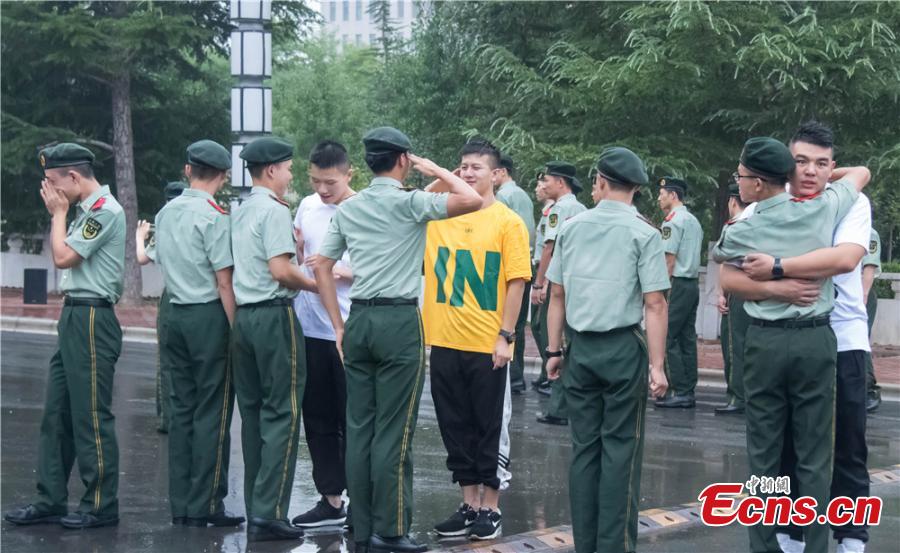 A ceremony is held for veterans who are leaving the armed police services in Gansu Province, Sept. 1, 2018. (Photo: China News Service/Zhang Xiaojun)