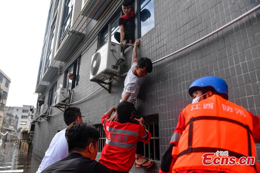 Rescuers help people affected by flood in Chaoyang District, Shantou City, South China’s Guangdong Province, Sept. 2, 2018. Nearly 400,000 people in 229 villages and communities were affected by the heavy rain and flood. Local authorities have evacuated more than 58,962 people to safety. (Photo: China News Service/Chen Jimin)