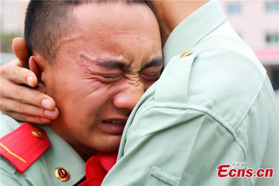 A ceremony is held for veterans who are leaving the armed police services in Gansu Province, Sept. 1, 2018. (Photo: China News Service/Zhang Xiaojun)