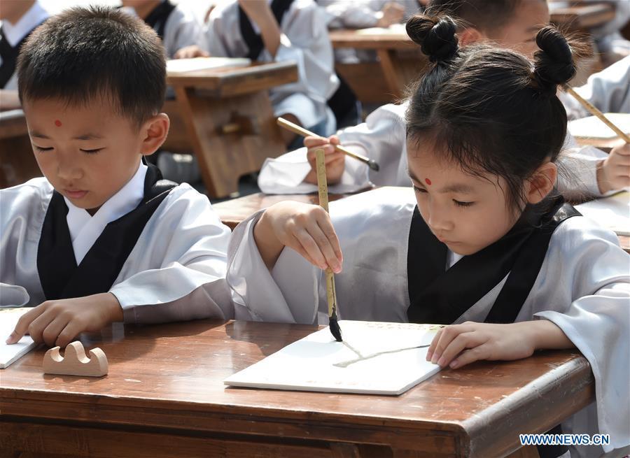 Children attend a first writing ceremony, a traditional education activity for first year students in China, in Nanjing, capital of east China\'s Jiangsu Province, Sept. 2, 2018. (Xinhua/Sun Can)