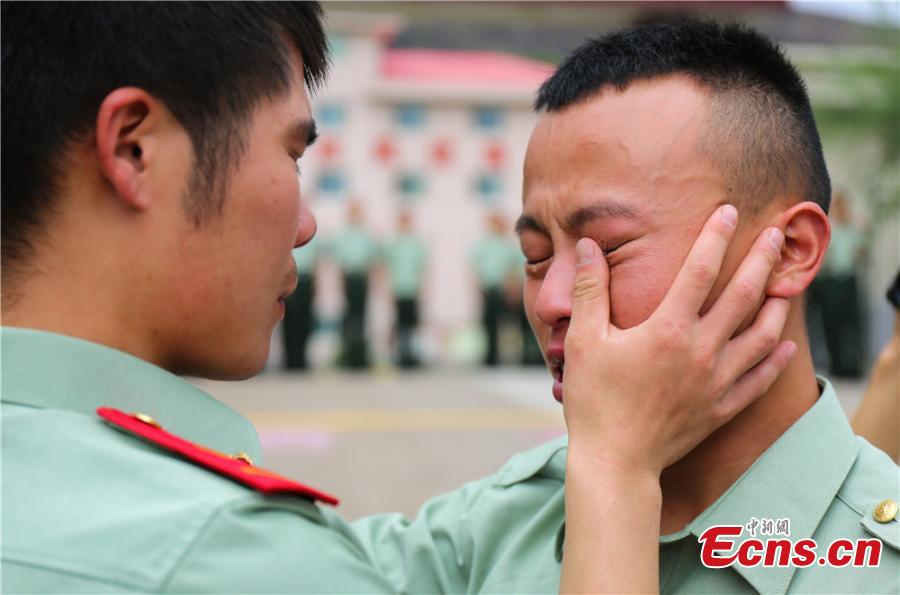 A ceremony is held for veterans who are leaving the armed police services in Gansu Province, Sept. 1, 2018. (Photo: China News Service/Zhang Xiaojun)