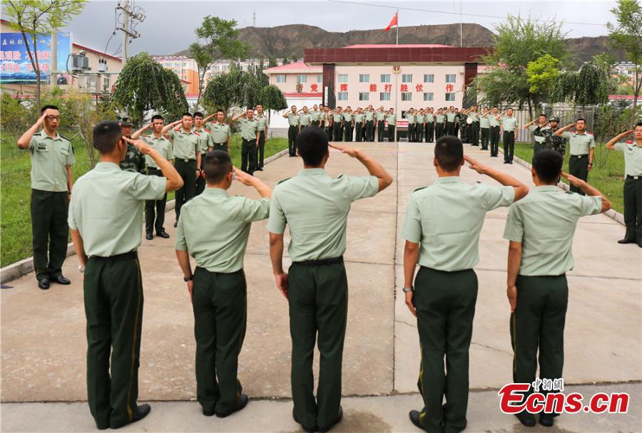 A ceremony is held for veterans who are leaving the armed police services in Gansu Province, Sept. 1, 2018. (Photo: China News Service/Zhang Xiaojun)