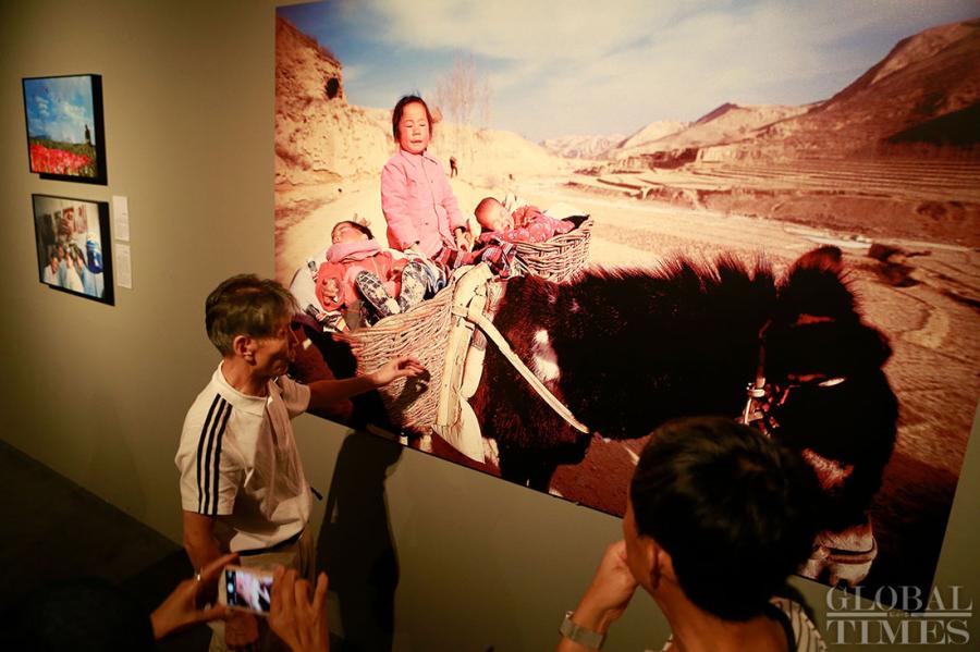 A photo exhibition called “Photographs at China: 40 Years through the Lens” kicked off at the National Museum of China in Beijing on August 30 to mark the 40th anniversary of China’s reform and opening-up. The exhibition will be open until September 12. (Photos: Li Hao/GT)