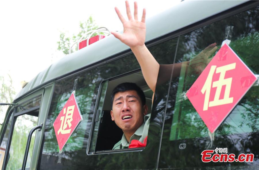 A ceremony is held for veterans who are leaving the armed police services in Gansu Province, Sept. 1, 2018. (Photo: China News Service/Zhang Xiaojun)