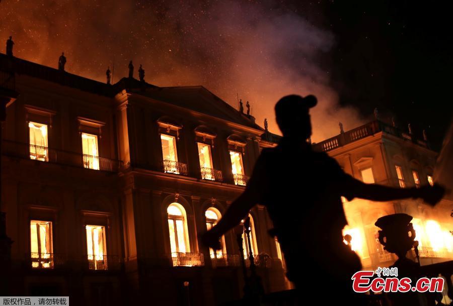 A policeman clears the area during a fire at the National Museum of Brazil in Rio de Janeiro, Brazil September 2, 2018. (Photo/Agencies)