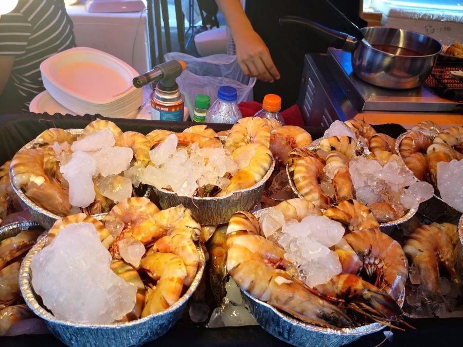 A variety of delicacies at the food festival attracted visitors from all over China. He Yonggang, a tourist from Kunming, Southwest China\'s Yunnan Province, has visited Phuket many times, but this was his first Phuket Tasty Fest. He told a China Daily reporter he enjoyed tasting so much Thai food and it was very novel. (Photo provided to chinadaily.com.cn)
At the event, there are Thai chefs who produce Thai food on the spot. Visitors can taste it for free and vote for the dish they like and the chef they like. He Yonggang said that every time one comes to Phuket, there will be a new experience, which is why Phuket has become one of the most popular tourist destinations for Chinese people.