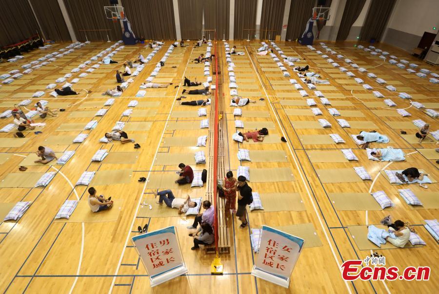 Parents of newly arrived freshmen students sleep in a gym at the Nanjing University of Aeronautics and Astronautics in Nanjing City, East China’s Jiangsu Province, Sept. 3, 2018.The university opened its gym overnight to parents and provided free basic bedding. (Photo: China News Service/Yang Bo)