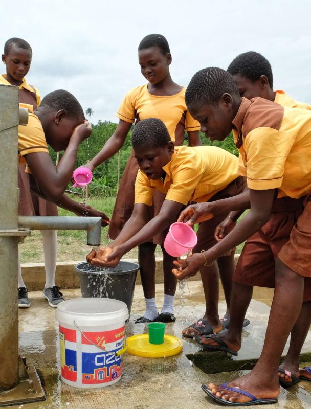 Children fetch water from a well in Guayotse village, Ghana, in June. The Chinese government provides 1,000 wells for hundreds of rural communities in six out of the 10 regions of the African country to bring clean water to the local people. （Photo/Xinhua）