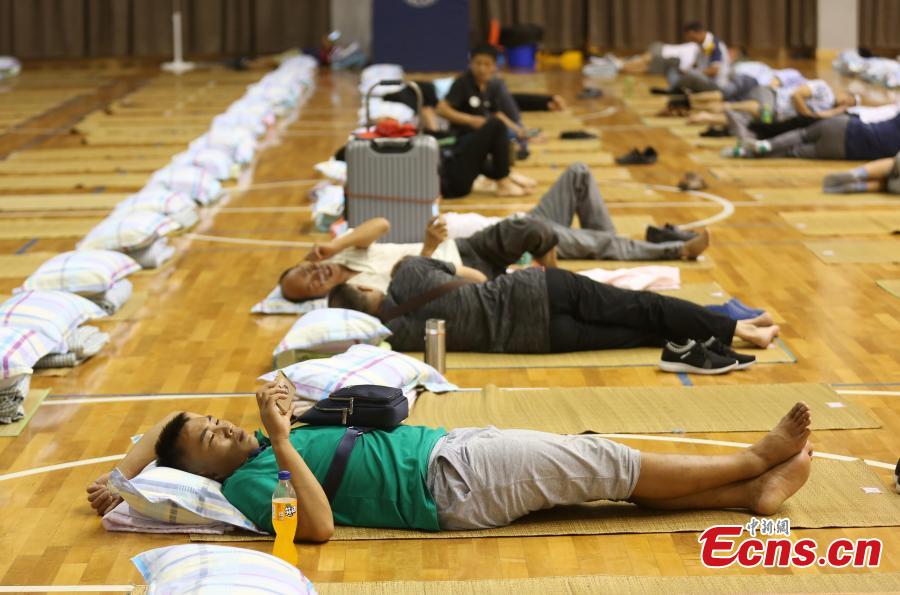 Parents of newly arrived freshmen students sleep in a gym at the Nanjing University of Aeronautics and Astronautics in Nanjing City, East China’s Jiangsu Province, Sept. 3, 2018.The university opened its gym overnight to parents and provided free basic bedding. (Photo: China News Service/Yang Bo)