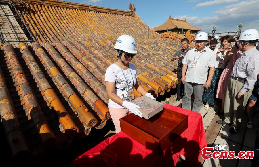 After preparing for two years, the research project into the restoration and conservation of The Hall of Mental Cultivation was launched on September 3, 2018 at the Palace Museum. Preparations began in December 2015, when collections inside the hall were labeled, recorded, restored and studied. The restoration work will cover 7,707 square meters, including 13 ancient buildings along with the doors and screen wall. (Photo: China News Service/Zhang Yu)