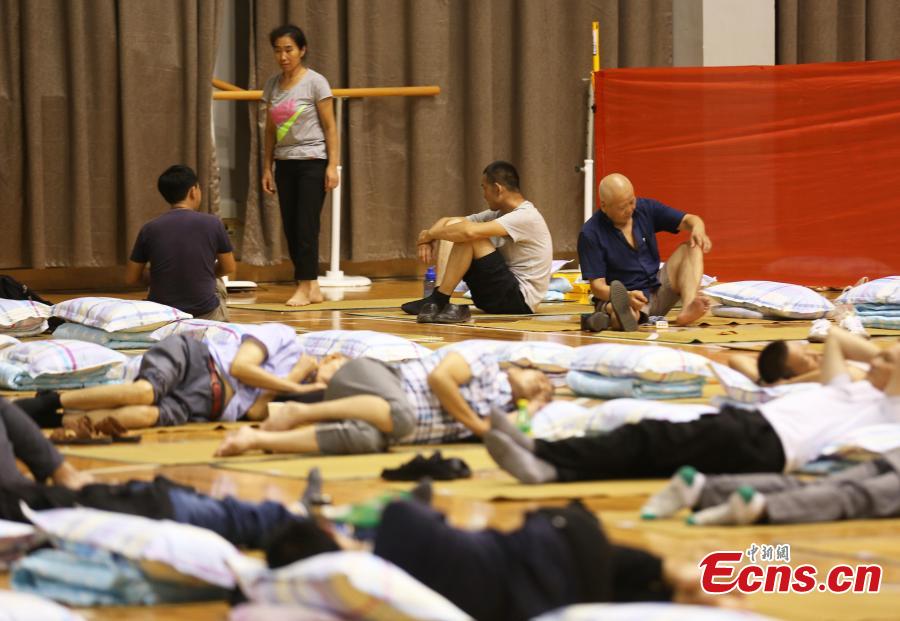 Parents of newly arrived freshmen students sleep in a gym at the Nanjing University of Aeronautics and Astronautics in Nanjing City, East China’s Jiangsu Province, Sept. 3, 2018.The university opened its gym overnight to parents and provided free basic bedding. (Photo: China News Service/Yang Bo)