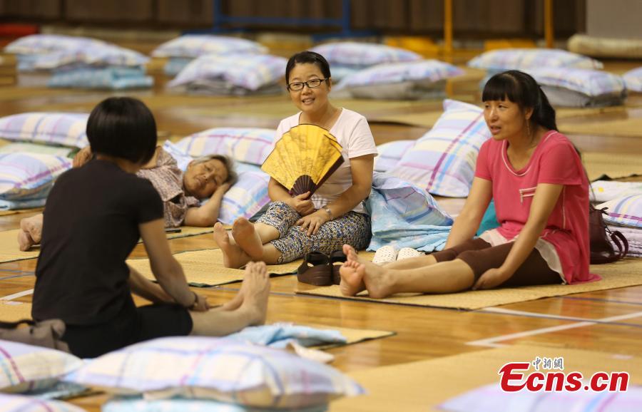 Parents of newly arrived freshmen students sleep in a gym at the Nanjing University of Aeronautics and Astronautics in Nanjing City, East China’s Jiangsu Province, Sept. 3, 2018.The university opened its gym overnight to parents and provided free basic bedding. (Photo: China News Service/Yang Bo)