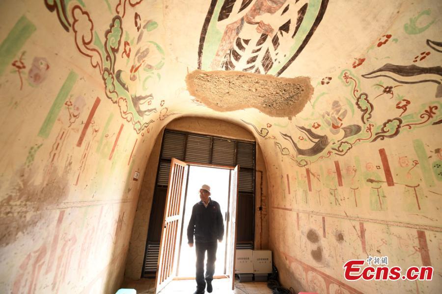 Over six decades, relic restoration expert Li Yunhe has repaired nearly 4,000 square meters of murals and more than 500 Buddha statues in the Mogao Caves at Dunhuang City, Northwest China’s Gansu Province. The caves contain some of the finest examples of Buddhist art spanning a period of 1,000 years. Even after retirement, the expert in his eighties is still dedicated to bringing back the glory of the relics. (Photo: China News Service/Yang Yanmin)