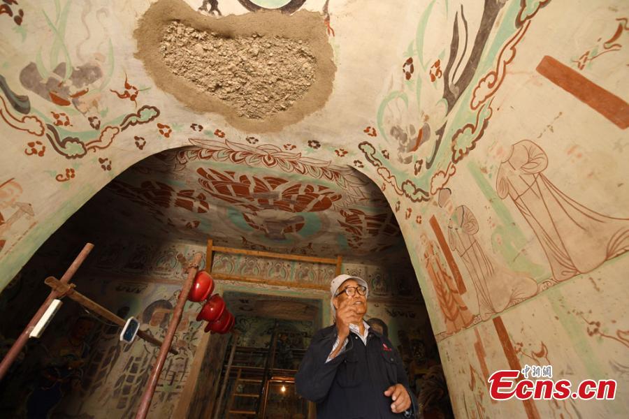 Over six decades, relic restoration expert Li Yunhe has repaired nearly 4,000 square meters of murals and more than 500 Buddha statues in the Mogao Caves at Dunhuang City, Northwest China’s Gansu Province. The caves contain some of the finest examples of Buddhist art spanning a period of 1,000 years. Even after retirement, the expert in his eighties is still dedicated to bringing back the glory of the relics. (Photo: China News Service/Yang Yanmin)
