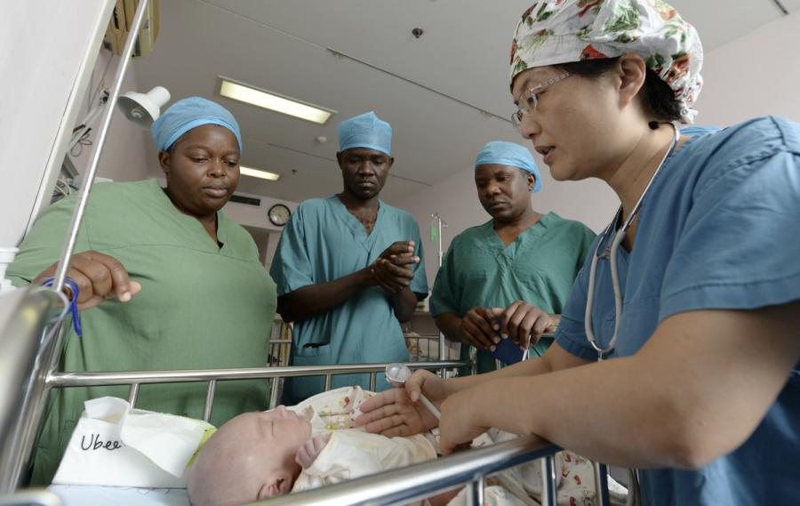 Doctor Zhou Xihui (right) conducts clinical instructions to three Malawi doctors at the First Affiliated Hospital of Xi\'an Jiaotong University in Shaanxi Province, on Aug. 28. (Photo/Xinhua)