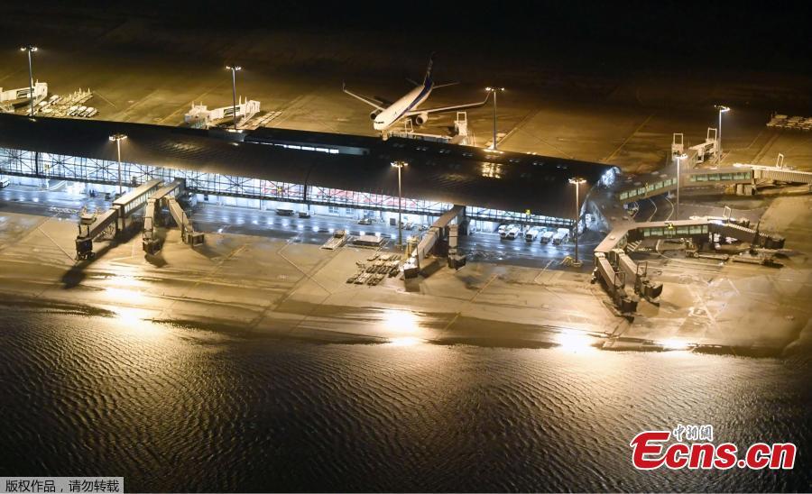 An aerial view shows a flooded runway at Kansai airport, which is built on a man-made island in a bay, after Typhoon Jebi hit the area, in Izumisano, western Japan,?in this photo taken by Kyodo September 4, 2018.(Photo/Agencies)