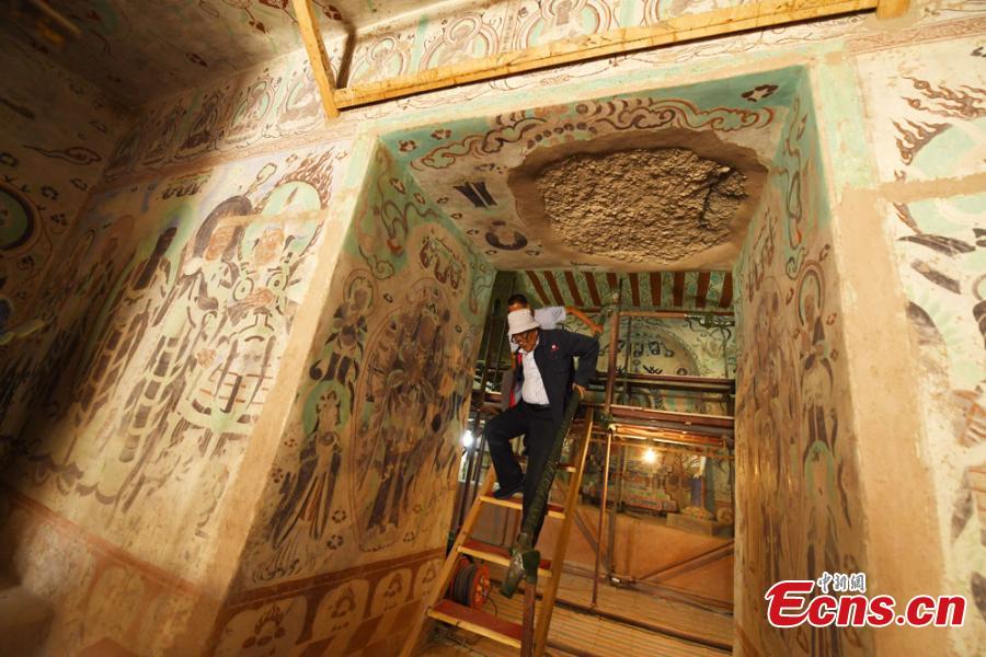Over six decades, relic restoration expert Li Yunhe has repaired nearly 4,000 square meters of murals and more than 500 Buddha statues in the Mogao Caves at Dunhuang City, Northwest China’s Gansu Province. The caves contain some of the finest examples of Buddhist art spanning a period of 1,000 years. Even after retirement, the expert in his eighties is still dedicated to bringing back the glory of the relics. (Photo: China News Service/Yang Yanmin)