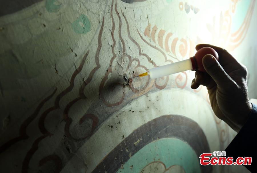 Over six decades, relic restoration expert Li Yunhe has repaired nearly 4,000 square meters of murals and more than 500 Buddha statues in the Mogao Caves at Dunhuang City, Northwest China’s Gansu Province. The caves contain some of the finest examples of Buddhist art spanning a period of 1,000 years. Even after retirement, the expert in his eighties is still dedicated to bringing back the glory of the relics. (Photo: China News Service/Yang Yanmin)