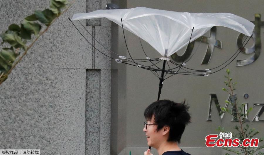 A man using an umbrella struggles against strong wind and rain caused by Typhoon Jebi, in Tokyo, Japan,  September 4, 2018.(Photo/Agencies)