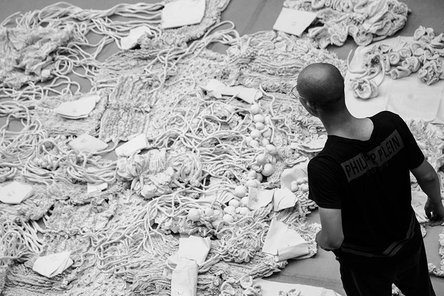 Artist Wu Jian\'an works on his masterpiece (Photo provided to China Daily)