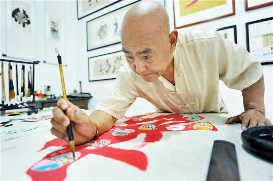 Zhao Xichun works on Peking Opera mask artwork in his workshop in Shaorao city, Jiangxi Province on Sept. 2, 2018. (Photo/Asianewsphoto)