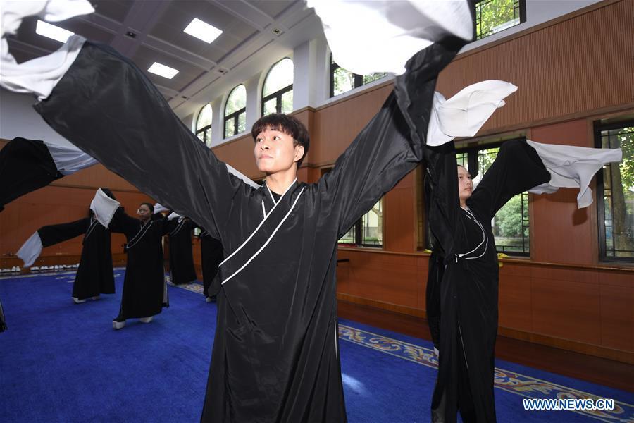 Wang Hongyuan practices performing long sleeves skill at Shengzhou Yue Opera art school in Shengzhou, east China\'s Zhejiang Province, Sept. 3, 2018. Wang Hongyuan, 17, was born in Taizhou of Zhejiang Province. He is the only male student who learns playing Xiaosheng (role of young man) in Yue Opera at Shengzhou Yue Opera art school. Xiaosheng are usually played by female actresses in Yue Opera which is an old art form originated in Shengzhou and noted for its lyricism and sweet tunes in China. Wang Hongyuan was granted special admission on account of his talent and resolve when he was at second grade in junior middle school. After hard practices, he has already taken part in some performances. (Xinhua/Weng Xinyang)