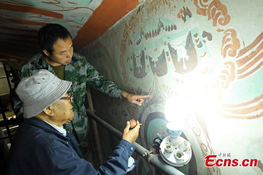 Over six decades, relic restoration expert Li Yunhe has repaired nearly 4,000 square meters of murals and more than 500 Buddha statues in the Mogao Caves at Dunhuang City, Northwest China’s Gansu Province. The caves contain some of the finest examples of Buddhist art spanning a period of 1,000 years. Even after retirement, the expert in his eighties is still dedicated to bringing back the glory of the relics. (Photo: China News Service/Yang Yanmin)