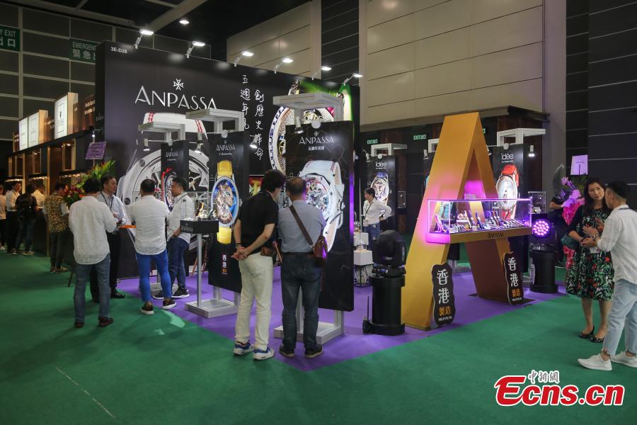 Visitors look at displays at the 37th HKTDC Hong Kong Watch & Clock Fair at the Hong Kong Convention and Exhibition Centre, Sept. 4, 2018. The world’s largest watch fair includes quality timepieces from 830 exhibitors from 25 countries and regions. (Photo: China News Service/Xie Guanglei)