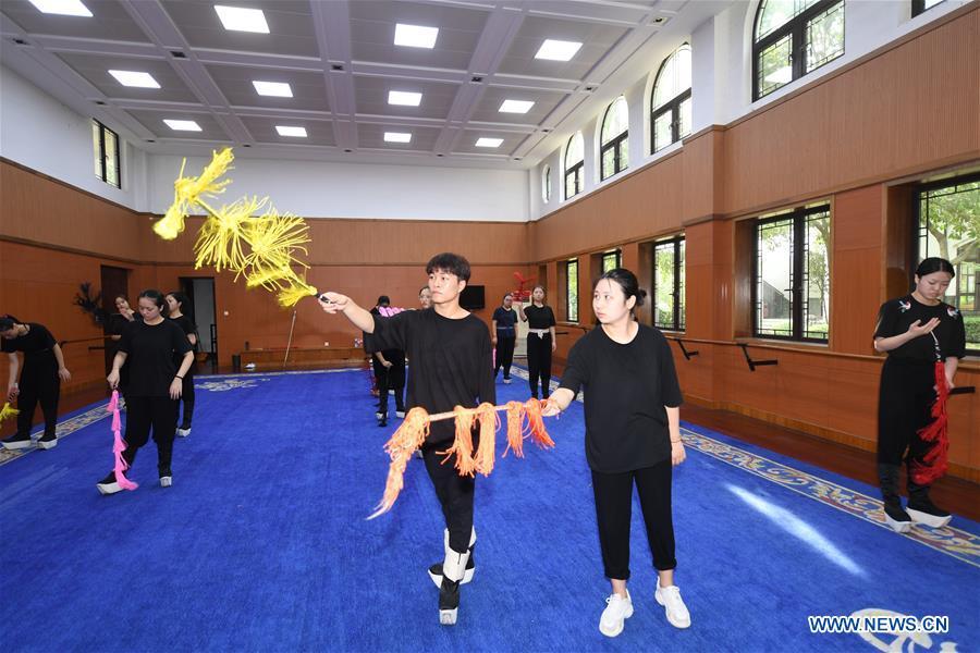 Wang Hongyuan (L, front) learns performing Yue Opera at class at Shengzhou Yue Opera art school in Shengzhou, east China\'s Zhejiang Province, Sept. 3, 2018. Wang Hongyuan, 17, was born in Taizhou of Zhejiang Province. He is the only male student who learns playing Xiaosheng (role of young man) in Yue Opera at Shengzhou Yue Opera art school. Xiaosheng are usually played by female actresses in Yue Opera which is an old art form originated in Shengzhou and noted for its lyricism and sweet tunes in China. Wang Hongyuan was granted special admission on account of his talent and resolve when he was at second grade in junior middle school. After hard practices, he has already taken part in some performances. (Xinhua/Weng Xinyang)