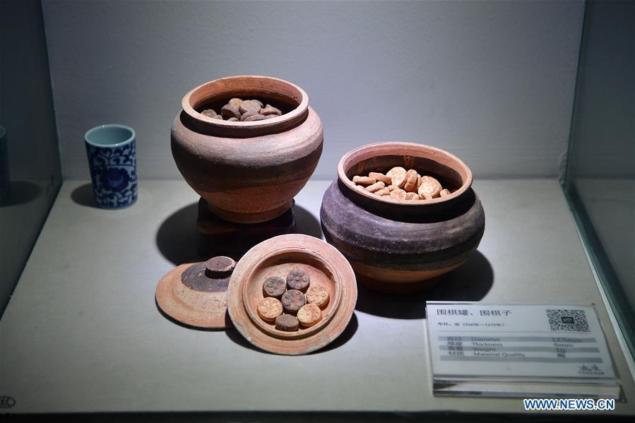 Go pieces and pots are displayed at Go (Weiqi) museum in Luoyang, central China\'s Henan Province, Sept. 5, 2018. The private museum displays about 25,000 exhibits relating to Go game in China. (Xinhua/Feng Dapeng)