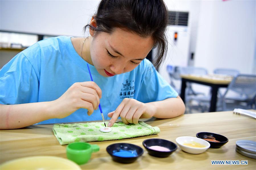 A worker makes a Go piece at Go (Weiqi) museum in Luoyang, central China\'s Henan Province, Sept. 5, 2018. The private museum displays about 25,000 exhibits relating to Go game in China. (Xinhua/Feng Dapeng)
