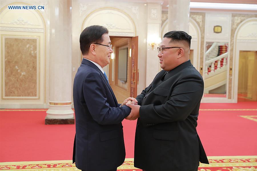 Chung Eui-yong (L), top national security adviser of the Blue House of South Korea, meets with Kim Jong Un, top leader of the Democratic People\'s Republic of Korea (DPRK), in Pyongyang, DPRK, on Sept. 5, 2018. South Korean President Moon Jae-in\'s special envoys met Wednesday with Kim Jong Un in their one-day visit to Pyongyang, the presidential Blue House of South Korea said. (Xinhua/South Korea Presidential Blue House)