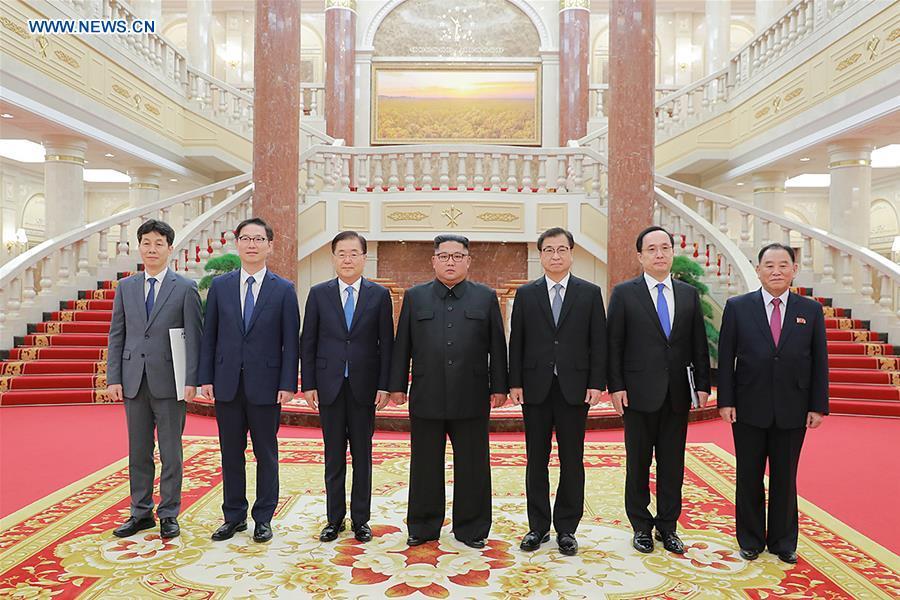 (L-R) Yun Kun-young, a South Korean Blue House official, Chun Hae-sung, vice unification minister of South Korea, Chung Eui-yong, top national security adviser of the Blue House of South Korea, Kim Jong Un, top leader of the Democratic People\'s Republic of Korea (DPRK), Suh Hoon, chief of the National Intelligence Service (NIS) of South Korea, NIS deputy chief Kim Sang-gyun and Kim Yong Chol, vice chairman of the Workers\' Party of Korea (WPK) Central Committee and director of the United Front Department of the DPRK, pose for a photo in Pyongyang, DPRK, on Sept. 5, 2018. South Korean President Moon Jae-in\'s special envoys met Wednesday with Kim Jong Un in their one-day visit to Pyongyang, the presidential Blue House of South Korea said. (Xinhua/South Korea Presidential Blue House)