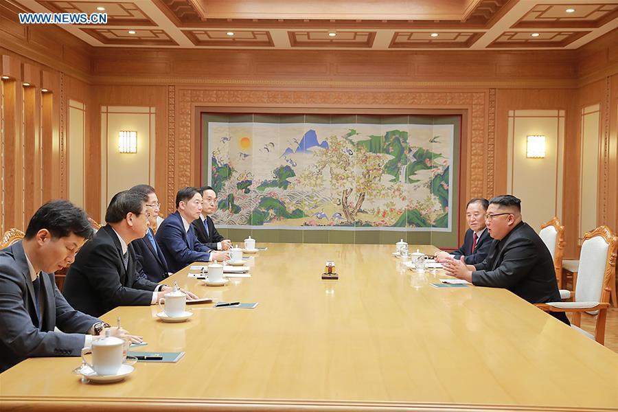 Chung Eui-yong (3rd L), top national security adviser of the Blue House of South Korea, meets with Kim Jong Un (1st R), top leader of the Democratic People\'s Republic of Korea (DPRK), in Pyongyang, DPRK, on Sept. 5, 2018. South Korean President Moon Jae-in\'s special envoys met Wednesday with Kim Jong Un in their one-day visit to Pyongyang, the presidential Blue House of South Korea said. (Xinhua/South Korea Presidential Blue House)Chung Eui-yong (3rd L), top national security adviser of the Blue House of South Korea, meets with Kim Jong Un (1st R), top leader of the Democratic People\'s Republic of Korea (DPRK), in Pyongyang, DPRK, on Sept. 5, 2018. South Korean President Moon Jae-in\'s special envoys met Wednesday with Kim Jong Un in their one-day visit to Pyongyang, the presidential Blue House of South Korea said. (Xinhua/South Korea Presidential Blue House)