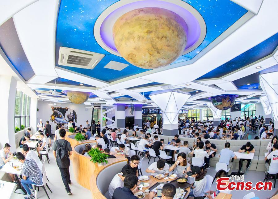 Teachers and students dine at a universe-themed canteen at Nanjing University of Aeronautics and Astronautics in Nanjing, East China\'s Jiangsu Province, Sept. 6, 2018. The canteen\'s interior decor features the Milky Way, astronauts and the Big Dipper, attracting diners to the unconventional dining space. (Photo: China News Service/Yang Bo)
