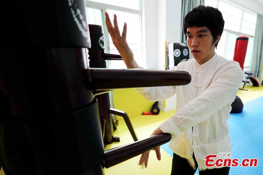 Liao Chentao, a native of Meizhou City in Guangdong Province, is an actor known for his resemblance to Bruce Lee (1940-1973), famed martial artist and cultural icon. A member of Bruce Lee Club in Hong Kong and of the Foshan Wushu Association, Liao is also the student of a master of Wing Chun, a traditional southern style of Chinese kung fu style used in close range combat. He became interested in studying Bruce Lee in high school at 15 years old, and later started his acting career in 2015. He now teaches Wing Chun at a school in Shenzhen, saying he will be ready to face any difficulties to promote kung fu. (Photo/ China News Service)