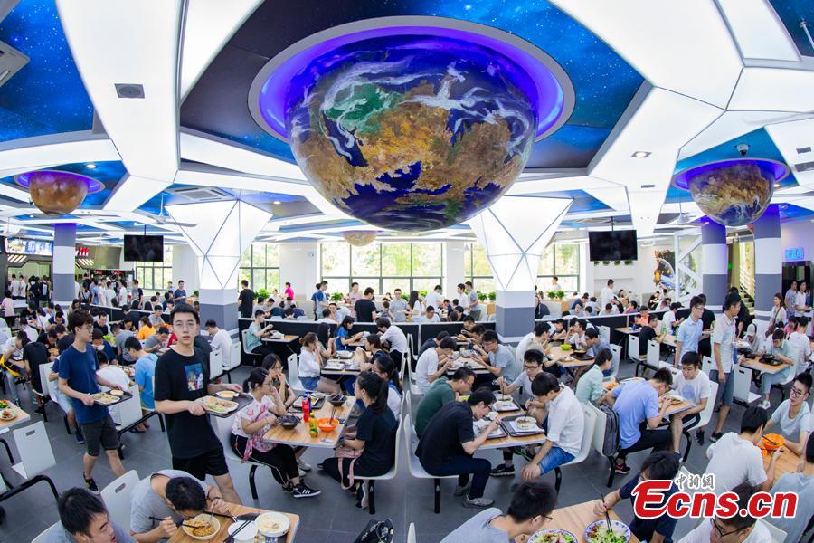 Teachers and students dine at a universe-themed canteen at Nanjing University of Aeronautics and Astronautics in Nanjing, East China\'s Jiangsu Province, Sept. 6, 2018. The canteen\'s interior decor features the Milky Way, astronauts and the Big Dipper, attracting diners to the unconventional dining space. (Photo: China News Service/Yang Bo)
