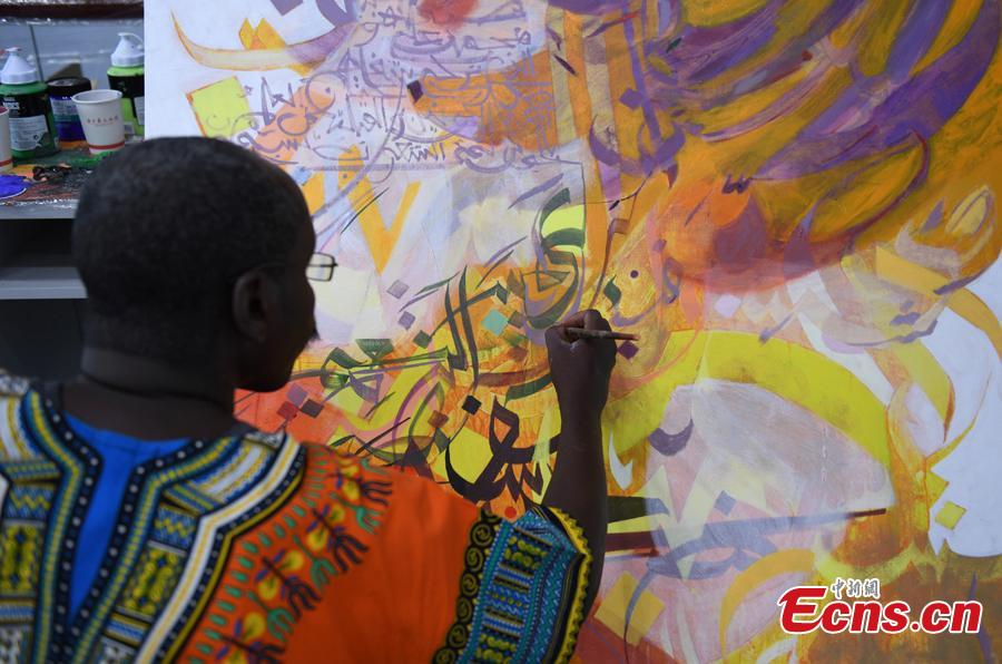 An artist draws a painting during a tour of Hangzhou City, East China’s Zhejiang Province, Sept. 6, 2018. Eleven Arabian artists in total visited the city in a cultural exchange program.(Photo: China News Service/Wang Gang)